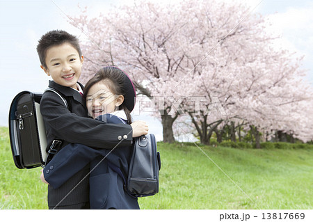 桜と笑顔の子供たち 13817669
