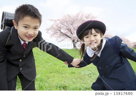 桜と笑顔の子供たち 13817680