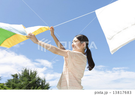 洗濯物を干す女性 13817683