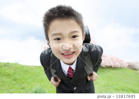 笑顔の男の子 13817695