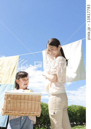 洗濯物を干す親子 13817783