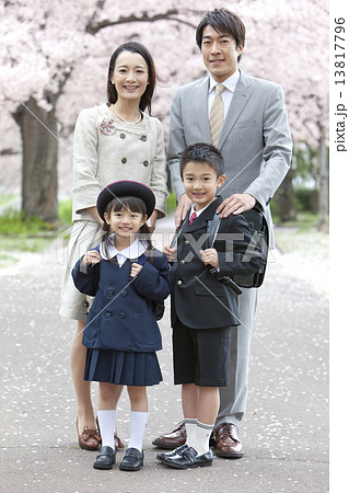 桜と笑顔の4人家族 13817796