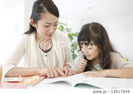 子供に勉強を教える母親 13817849