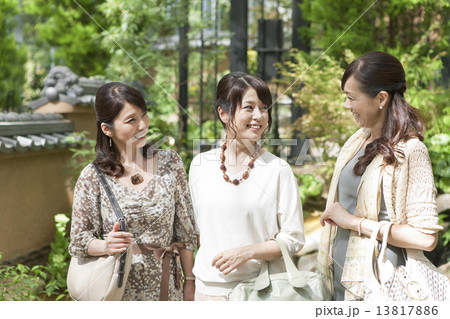 笑顔で話す中高年女性3人 笑顔で話す中高年女性3人 13817886