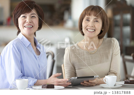 ティータイム中の中高年女性 13817888