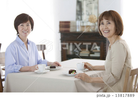 ティータイム中の中高年女性 13817889