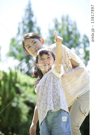 指差している女の子と母親 指差している女の子と母親 13817897