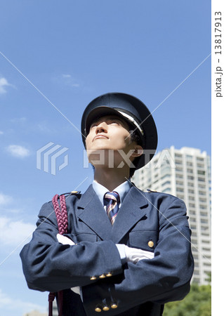 空を見上げる警備員 13817913