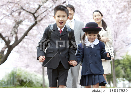 手をつないで走る子供たち 13817920