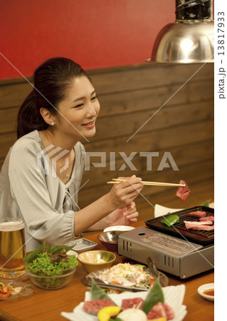 焼き肉を焼く女性 13817933