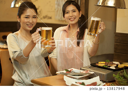 ビールで乾杯する女性2人 ビールで乾杯する女性2人 13817948