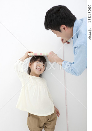 身長を測る親子 13818000