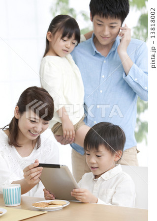 タブレットPCを見ている4人家族 13818002