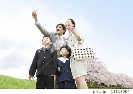 スマートフォンで撮影する4人家族 13818004