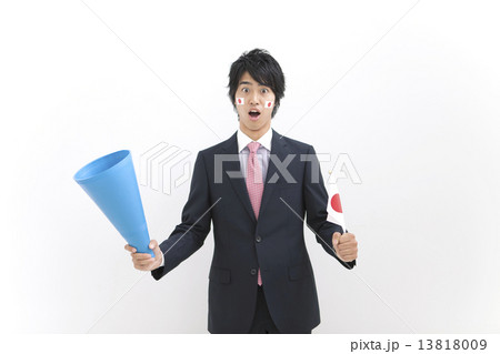 メガホンと国旗を持つビジネスマン 13818009
