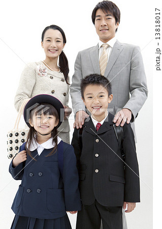 フォーマル姿の4人家族 13818017