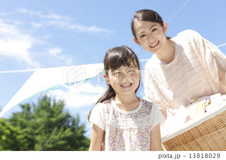 洗濯物を干す親子 13818029