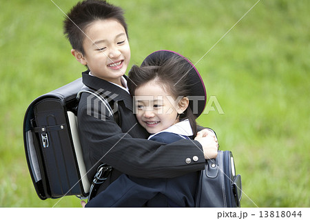 抱き合う子供たち 13818044