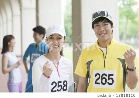 ガッツポーズをするカップル 13818110