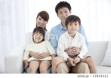 ソファーに座る4人家族 13818121