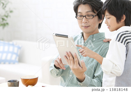 タブレットPCを見る父親と男の子 13818148