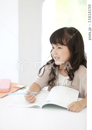 勉強している女の子 13818150