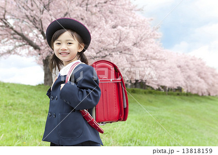 桜と笑顔の女の子 13818159