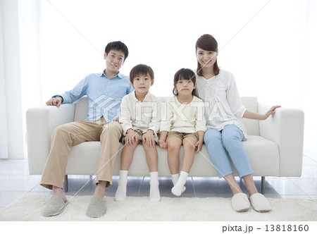 ソファーに座る4人家族 13818160