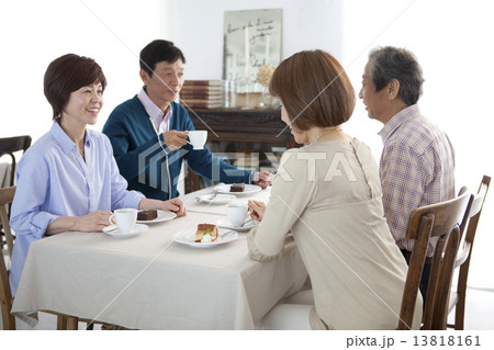 カフェで話をしている中高年4人 13818161