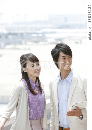 遠くを見ている笑顔のビジネスマン2人 13818189