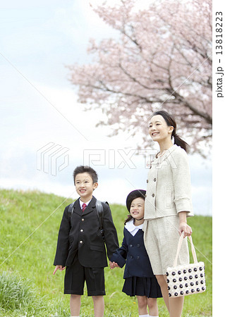 遠くを見ている家族3人 13818223