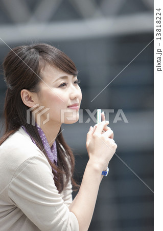 遠くをみているビジネスウーマン 13818224