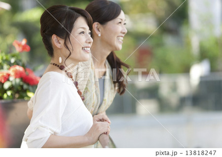 遠くを眺める中高年女性2人 遠くを眺める中高年女性2人 13818247