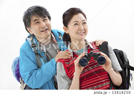 ハイキングをする中高年夫婦 13818250