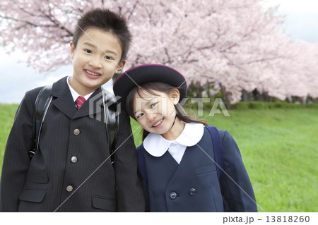 桜と笑顔の子供たち 13818260