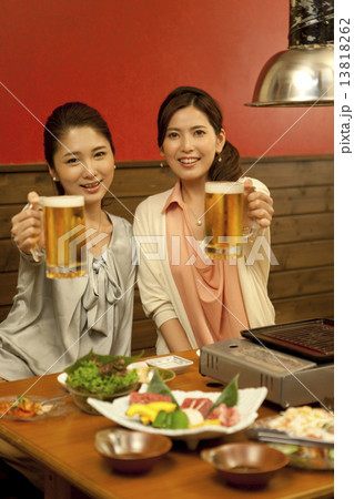 ビールで乾杯する女性2人 13818262