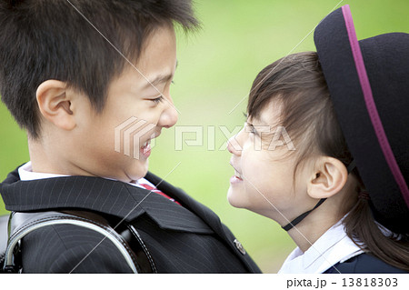 はしゃぐ子供たち 13818303