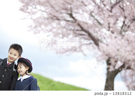 桜と笑顔の子供たち 13818312