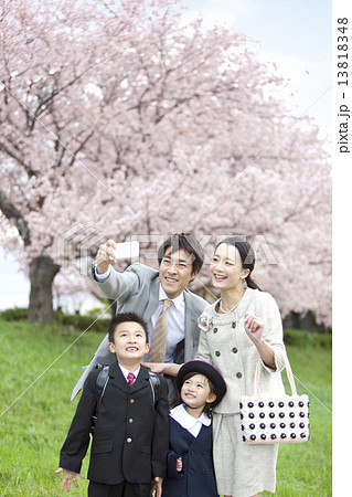 スマートフォンで撮影する4人家族 13818348