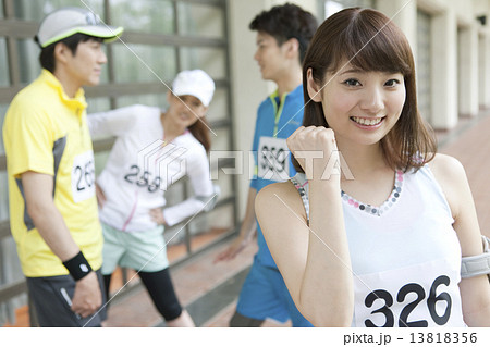 ガッツポーズをする女性 13818356