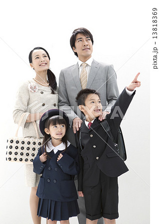 見上げている4人家族 13818369