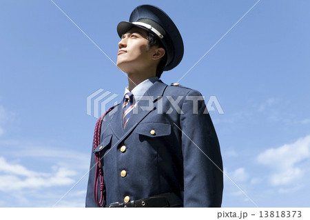 空を見上げる警備員 13818373