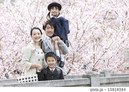 桜と笑顔の4人家族 13818384