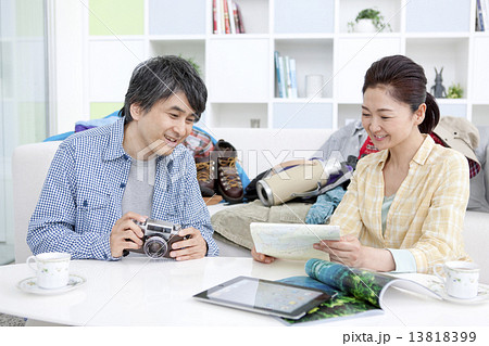 ハイキングの打ち合わせをする中高年夫婦 13818399