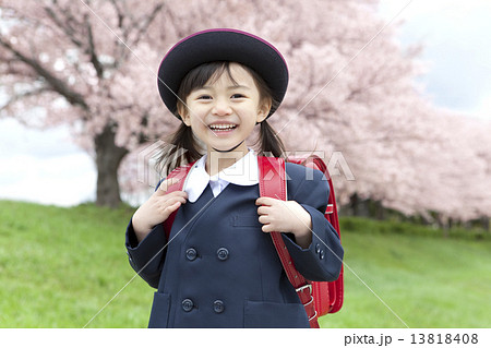 桜と笑顔の女の子 13818408