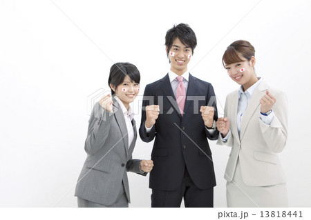 ガッツポーズをするビジネス男女3人 13818441