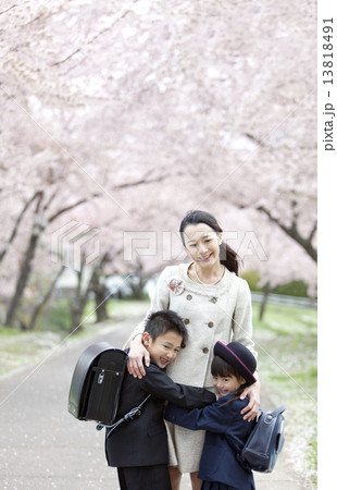 母親に抱きつく子供たち 13818491