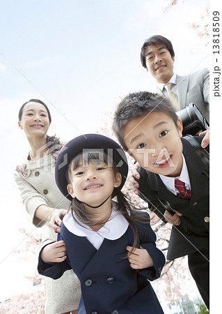 笑顔の4人家族 13818509