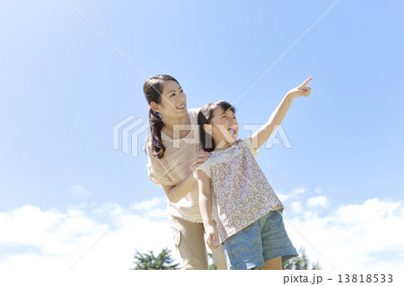 指差している女の子と母親 指差している女の子と母親 13818533
