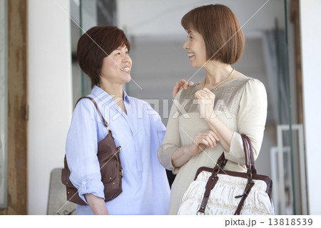 笑顔の中高年女性2人 13818539